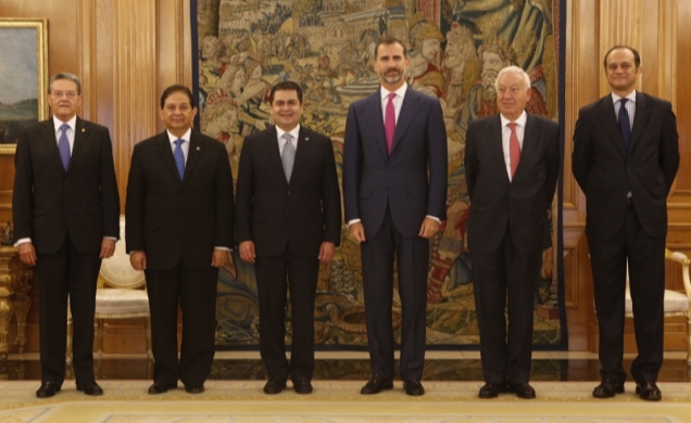 Don Felipe junto al Presidente de la República de Honduras, Sr. Juan Orlando Hernández Alvarado y autoridades presentes en el encuentro